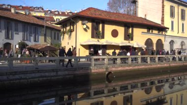 İtalya, Milan 31 Ocak 2020 - Navigli Kanalları ve Darsena, şehir merkezini ziyaret eden turistler için önemli bir ilgi odağı