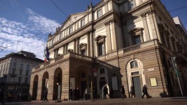 İtalya, Milan 26 Aralık 2019 İtalya, Milano şehir simgesi La Scala tiyatro cephesi manzaralı bina - neo klasik bina