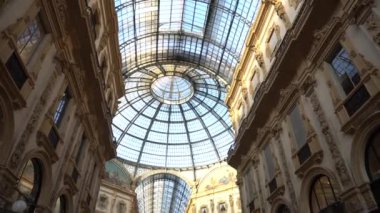 Avrupa, İtalya, Milano Ekim 2020, Covid-19 Coronavirus salgını sırasında Duomo Katedrali ve Vittorio Emanuele Galerisinde maskeli yürüyen insanlar
