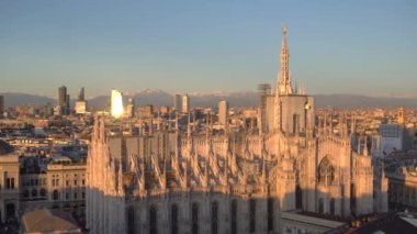 Şehrin merkezinin havadan panoramik görüntüsü. Gökdelenleri ve Unicredit Kulesi, Vittorio Emanuele Galerisi ve gün batımında Duomo Katedrali ile yeni bir gökyüzü.