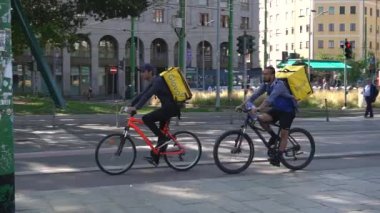 İtalya, Milan 25 Eylül 2019 - Gittikçe daha fazla bisikletçi eve, ofise ya da ihtiyacınız olduğunda yiyecek getiriyor .