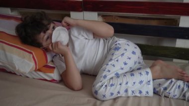 Evde maskeli hasta bir çocuk var. Covid konsepti.. 