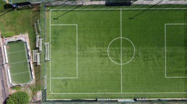 İnsansız hava aracından alınan yeşil çimenli futbol sahası