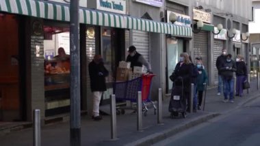 EUROPE, ITALY, MILAN Mart 2020 - 19 Coronavirus salgını sırasında şehir merkezinde yaşam