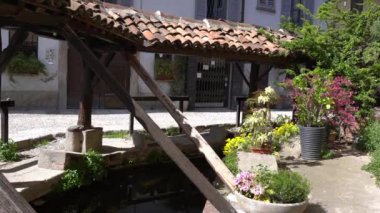 İtalya, Milano - Vicolo dei Lavandai (antik umumi tuvaletler) Navigli Kanalları N- cov19 Coronavirus salgını karantina evindeki insanların boş olduğu şehir merkezi 