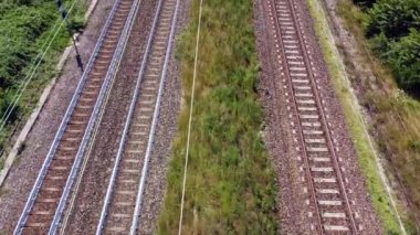 Tren raylarının insansız hava görüntüsü - Milano İtalya 'daki ilerlemekte olan demiryolunun üst görüntüsü - bir yolculuğa başladı