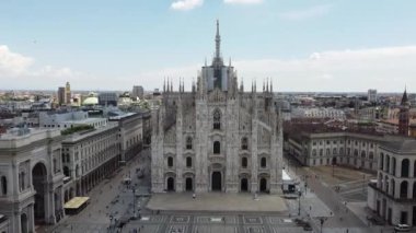 İtalya, Milan Temmuz 2020 - Duomo Katedral Meydanı 'nın insansız hava görüntüsü, COVID-19 Coronavirüs salgınının sona ermesi, şehir merkezinde maskeli ve turistli insanlar ve Vittorio Emanuele Galerisi