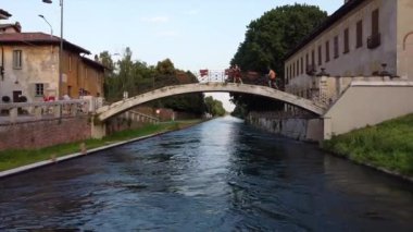 Avrupa, İtalya, Milan Temmuz 2020 - Milano şehir merkezi yakınlarındaki Gaggiano 'daki Navigli Kanalları' nın insansız hava aracı görüntüsü ve Covid-19 Coronavirus tecridi sona erdikten sonra tipik renkli evler