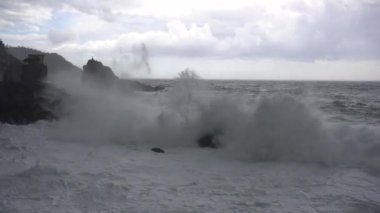 Liguria Cinque Terre, Framura 'da yıkıcı ve görkemli bir deniz fırtınası. Deniz dalgaları sahilin kayalıklarına çarpıyor ve bir su patlaması yaratıyor.