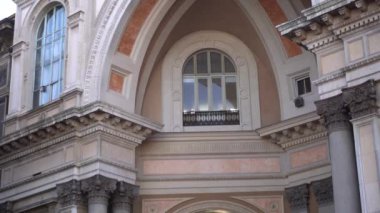 İtalya, Milan 26 Aralık 2019 İtalya, Milano şehir simgesi La Scala tiyatro cephesi manzaralı bina - neo klasik bina