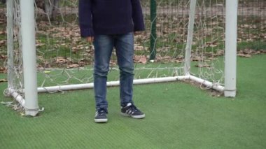 İtalya, Milan 26 Ocak 2020 - 5 yaşındaki çocuk mini sahada futbol oynuyor