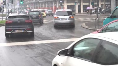 İtalya, Milan 15 Ocak 2020 - Giambellino 'da sıkışık araba trafiği ve hava kirliliği - hava kirliliği - izin verilen sınırların ötesinde - mazot arabaları için trafik bloğu