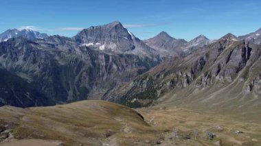İtalya 'daki Dolomitlerin sıradağlarının manzarası. 