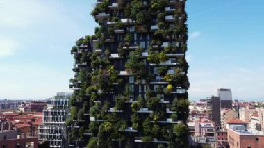 Avrupa, İtalya, Milan Temmuz 2020 - Garibaldi ilçesinde Covid-19 Coronavirus salgınının ardından gökdelenlerin (Bosco Verticale, Dikey Orman) insansız hava görüntüsü