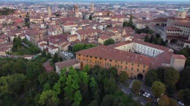 Avrupa, İtalya, Lombardiya, Bergamo Temmuz 2020 - Covid-19 Coronavirus salgını sonrası eski şehrin insansız hava aracı görüntüsü