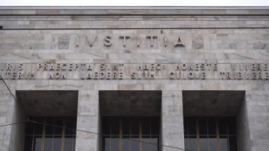 Avrupa, İtalya, Milan - Ocak 2021 - Milano Adalet Sarayı 'na Bakış