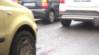 İtalya, Milan 15 Ocak 2020 - Giambellino 'da sıkışık araba trafiği ve hava kirliliği - hava kirliliği - izin verilen sınırların ötesinde - mazot arabaları için trafik bloğu