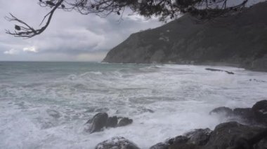 Liguria Cinque Terre, Framura 'da yıkıcı ve görkemli bir deniz fırtınası. Deniz dalgaları sahilin kayalıklarına çarpıyor ve bir su patlaması yaratıyor.