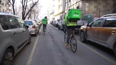 İtalya, Milan 25 Eylül 2019 - daha fazla bisikletçi eve veya ofise yiyecek getiriyor