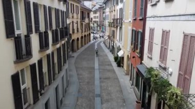 İtalya, Milan Temmuz 2020 - COVID-19 Coronavirus salgını nedeniyle kapatıldıktan sonra Brera bölgesinin insansız hava aracı görüntüsü - yayalar bölgesinde maskeli gezen tipik renkli evler ve turistler