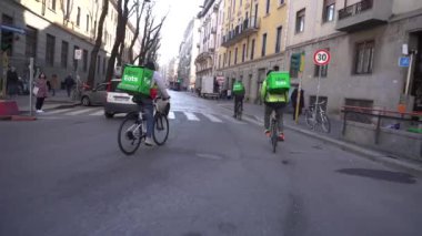 İtalya, Milan 25 Eylül 2019 - daha fazla bisikletçi eve veya ofise yiyecek getiriyor