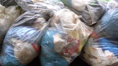 İtalya, Milan 15 Aralık 2019 - kaldırımda çöp torbaları ve yürümek için mücadele eden insanlar