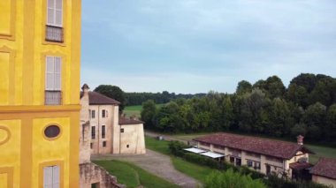 Avrupa, İtalya - İtalya 'nın Lombardiya bölgesindeki Morimondo köyünden Abbey (Abbazia) - Kilisenin ve Milano yakınlarındaki kırsal bölgelerin insansız hava aracı görüntüsü