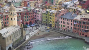 Via dell 'Amore (aşk yolu), UNESCO' nun dünya mirası alanı Cinque Terre Ulusal Parkı 'ndaki Vernazza köyünün kıyısındaki üzüm bağları arasında ünlü yürüyüş yolu. Liguria, İtalya