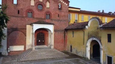 Avrupa, İtalya - İtalya 'nın Lombardiya bölgesindeki Morimondo köyünden Abbey (Abbazia) - Kilisenin ve Milano yakınlarındaki kırsal bölgelerin insansız hava aracı görüntüsü