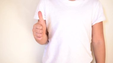 Beyaz arka planda el kol hareketi yapan küçük çocuk.