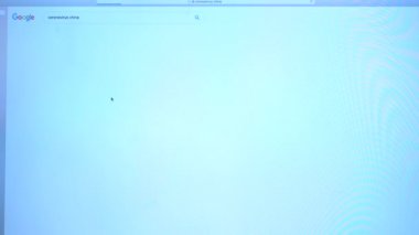 Avrupa, İtalya, Milano Eylül 2020 - bilgisayar ekranı, covid19 salgını hakkında Google kişi