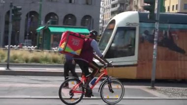 İtalya, Milan 25 Eylül 2019 - Gittikçe daha fazla bisikletçi eve, ofise ya da ihtiyacınız olduğunda yiyecek getiriyor .