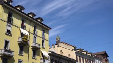 Milano, İtalya 'da insanlar pencereden dışarı bakıyor. 