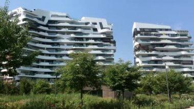 İtalya, Milan - Temmuz 2020: Üç Kule gökdelenlerinin yakınlarındaki şehir hayatı iş ve yerleşim bölgesinin yeni modern konut binalarının insansız hava manzarası