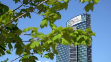 Avrupa, İtalya, Milan Temmuz 2020 - Garibaldi ilçesinde Covid-19 Coronavirus salgınının ardından gökdelenlerin (Bosco Verticale, Dikey Orman) insansız hava görüntüsü