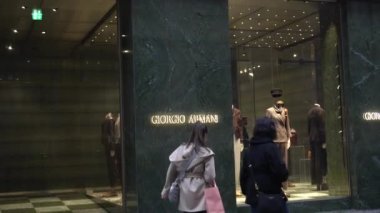 İtalya, Milan 14 Ocak 2020 - Armani lüks mağazası ve şehir merkezindeki Monte Napoleone Caddesi moda bölgesindeki galeri