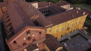 Avrupa, İtalya - İtalya 'nın Lombardiya bölgesindeki Morimondo köyünden Abbey (Abbazia) - Kilisenin ve Milano yakınlarındaki kırsal bölgelerin insansız hava aracı görüntüsü