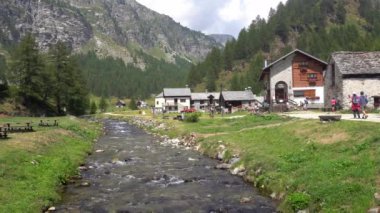 İtalya, Piedmont, Devero, lago delle streghe, Lepontine alp Temmuz 2020 - turistler yürüyüş yapar, orman dağlarında yürüyüş yapar, vahşi doğada temiz su ile vahşi cadılar gölü