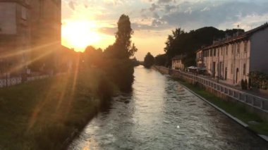 Avrupa, İtalya, Milan Temmuz 2020 - Milano şehir merkezi yakınlarındaki Gaggiano 'daki Navigli Kanalları' nın insansız hava aracı görüntüsü ve Covid-19 Coronavirus tecridi sona erdikten sonra tipik renkli evler