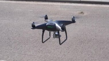 İtalya, Milan Nisan 2020, İHA 'lar uçuşlarda, videolarda ve panoramik fotoğraflarda - İHA' lar her zaman salgın sırasında bölgenin kontrolü ve keşifleri için kullanılır.