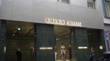 İtalya, Milan 14 Ocak 2020 - Armani lüks mağazası ve şehir merkezindeki Monte Napoleone Caddesi moda bölgesindeki galeri