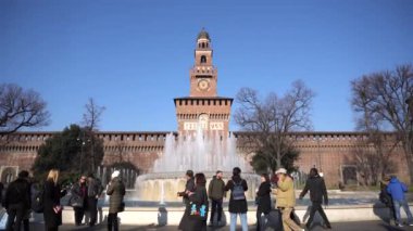 İtalya, Milan Şubat 2020 - Sforza Şatosu (Castello Sforzesco) ve Cairoli Meydanı 'ndaki parkta çeşme