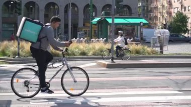 İtalya, Milan 25 Eylül 2019 - Gittikçe daha fazla bisikletçi eve, ofise ya da ihtiyacınız olduğunda yiyecek getiriyor .