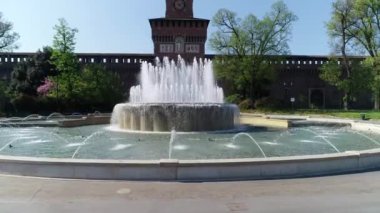 Avrupa, İtalya, Milano - Sforza Kalesi 'nin (Castello Sforzesco) insansız hava görüntüsü, çeşme ve Sempione parkı n-cov19 Coronavirus salgını sırasında boş bir şehirde