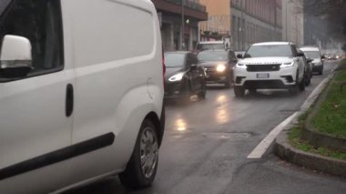 İtalya, Milan 15 Ocak 2020 - Giambellino 'da sıkışık araba trafiği ve hava kirliliği - hava kirliliği - izin verilen sınırların ötesinde - mazot arabaları için trafik bloğu