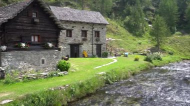 İtalya, Piedmont, Devero, lago delle streghe, Lepontine alp Temmuz 2020 - turistler yürüyüş yapar, orman dağlarında yürüyüş yapar, vahşi doğada temiz su ile vahşi cadılar gölü