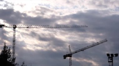 Gökdelenlerin inşası için inşaat alanında çalışan vinçler.