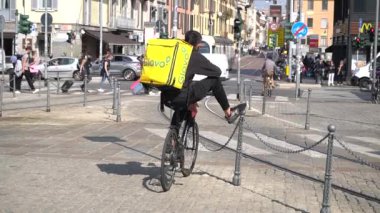 İtalya, Milan 25 Eylül 2019 - Gittikçe daha fazla bisikletçi eve, ofise ya da ihtiyacınız olduğunda yiyecek getiriyor .