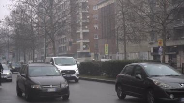 İtalya, Milan 15 Ocak 2020 - Giambellino 'da sıkışık araba trafiği ve hava kirliliği - hava kirliliği - izin verilen sınırların ötesinde - mazot arabaları için trafik bloğu