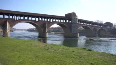 İtalya Marşı 1,2020 Ponte Koperto veya Ponte Vecchio, Pavia 'daki Ticino Nehri üzerinde bulunan bir tuğla ve taş kemer köprüdür.
